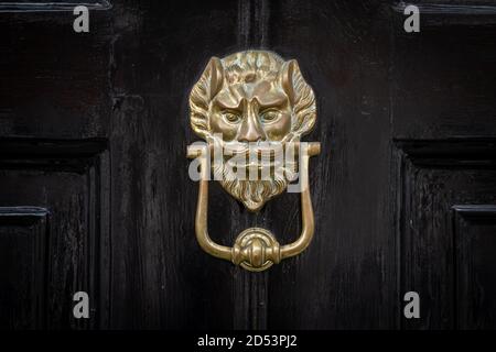 Porte d'or avec tête de lion diabolique Banque D'Images