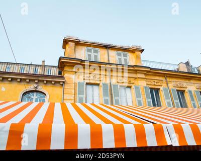 Détail de la tente colorée à rayures qui couvre le marché des Antiquees tenu chaque lundi dans les cours saleya à Nice, France Banque D'Images