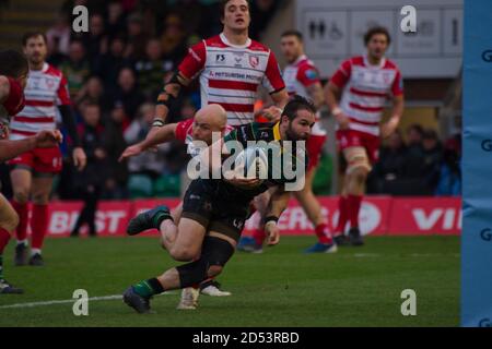 Northampton, Angleterre, 28 décembre 2019. Cobus Reinach plongée pour marquer un essai pour Northampton Saints lors de leur match Gallagher Premiership contre Gloucester Rugby à Franklin’s Gardens Banque D'Images