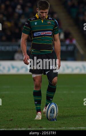 Northampton, Angleterre, 28 décembre 2019. Danny Cipriani se préparant à tenter une conversion pour Northampton Saints lors du match Gallagher Premiership contre Gloucester Rugby à Franklin’s Gardens. Banque D'Images