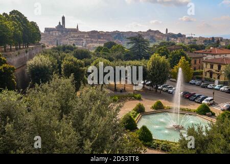 Vue imprenable sur le Parc du souvenir avec la Fontaine de Saint Prospero depuis les bastions de la Fortezza Medicea en été, Sienne, Toscane, Italie Banque D'Images