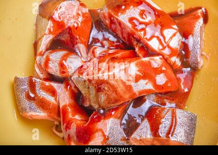 Tranches de poisson frais avec sauce teriyaki pour marinade. Banque D'Images