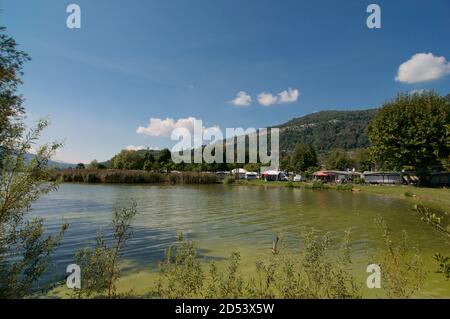 Vue sur le golfe d'Agno et un camping situé dans le canton du Tessin, Suisse Banque D'Images