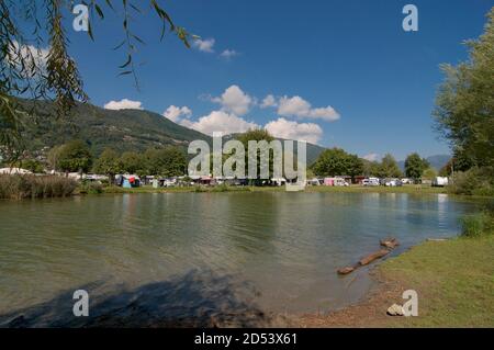 Vue sur le golfe d'Agno et un camping situé dans le canton du Tessin, Suisse Banque D'Images