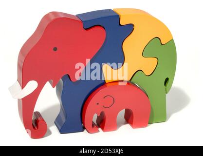 Puzzle éléphant en bois de mère et de bébé photographié sur un arrière-plan blanc Banque D'Images