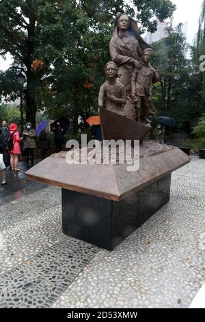 New York, NY, États-Unis. 12 octobre 2020. Dévoilement de la statue de mère Cabrini lors de la parade de la journée virtuelle de Columbus à Battery Park City dans le bas de Manhattan le 12 octobre 2020 à New York. Crédit : Mpi43/Media Punch/Alamy Live News Banque D'Images