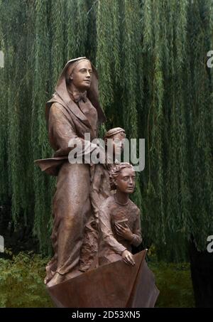 New York, NY, États-Unis. 12 octobre 2020. Dévoilement de la statue de mère Cabrini lors de la parade de la journée virtuelle de Columbus à Battery Park City dans le bas de Manhattan le 12 octobre 2020 à New York. Crédit : Mpi43/Media Punch/Alamy Live News Banque D'Images