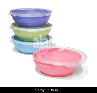 Récipients de stockage d'aliments de marque Gerber multicolores photographiés sur un arrière-plan blanc Banque D'Images