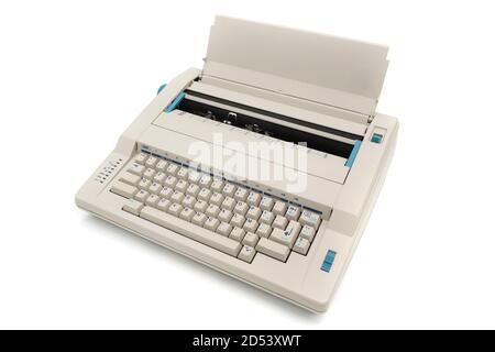 Machine à écrire électronique découpée isolée sur fond blanc Banque D'Images