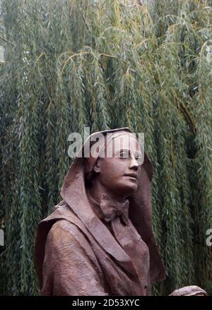 New York, NY, États-Unis. 12 octobre 2020. Dévoilement de la statue de mère Cabrini lors de la parade de la journée virtuelle de Columbus à Battery Park City dans le bas de Manhattan le 12 octobre 2020 à New York. Crédit : Mpi43/Media Punch/Alamy Live News Banque D'Images