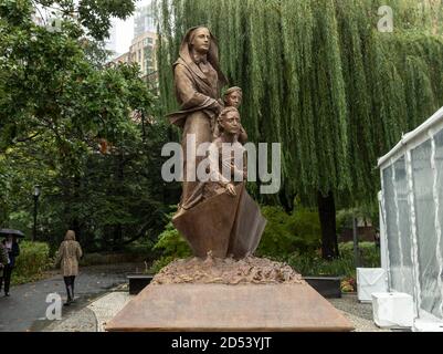 New York, États-Unis. 12 octobre 2020. Le monument commémoratif Mother Cabrini à Battery Park dévoilé le 12 octobre 2020 à New York, le jour de Columbus. Lors d'une pandémie, lorsque le défilé de la Journée de Colomb a été annulé, le mémorial et la sculpture de mère Cabrini ont été dévoilés. (Photo de Lev Radin/Sipa USA) crédit: SIPA USA/Alay Live News Banque D'Images