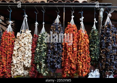 Poivrons séchés et aubergines suspendus dans un marché Banque D'Images