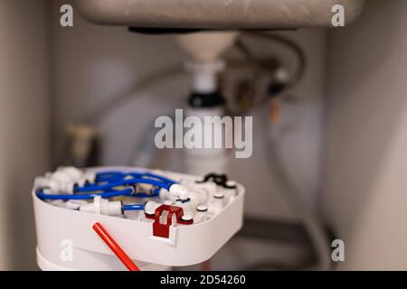 Installation d'un système de purification d'eau par osmose inverse. Banque D'Images