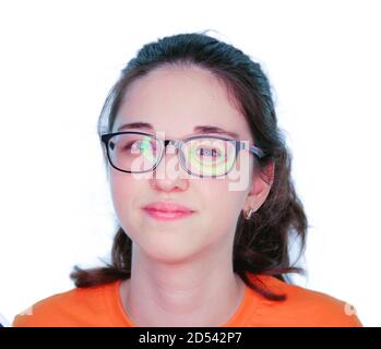 Portrait d'une jeune fille dans un t-shirt orange sur fond blanc. Banque D'Images