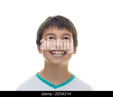 un garçon aux cheveux sombres avec un beau sourire sur un arrière-plan blanc Banque D'Images