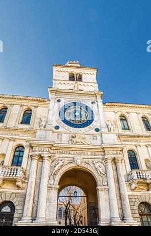 PADOVA, ITALIE - 25 FÉVRIER 2019 : la lumière du soleil illumine la tour de l'horloge sur la Piazza dei Signori Banque D'Images