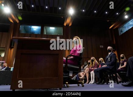 Washington DC, États-Unis. 12 octobre 2020. Amy Coney Barrett, candidate à la Cour suprême des États-Unis, assiste à son audience de confirmation devant la Commission judiciaire du Sénat à Capitol Hill, à Washington, DC, aux États-Unis, le 12 octobre 2020. Lundi, la Commission judiciaire du Sénat à majorité républicaine a entamé une audience de confirmation de quatre jours pour la juge Amy Coney Barrett, la candidate à la Cour suprême du président Donald Trump, alors que les Républicains poussent à un vote au dernier étage dans le cadre d'une bataille partisane qui fait rage sur le siège vacant à la haute cour avant le 3 novembre. Credit: Xinhua/Alay Live News Banque D'Images