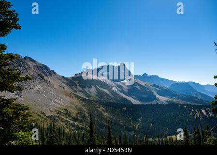 Grinnell surplombe la via Granite Park Trail dans le parc national Glacier, une zone sauvage dans les montagnes Rocheuses du Montana. ÉTATS-UNIS. Retour au concept de la nature. Banque D'Images