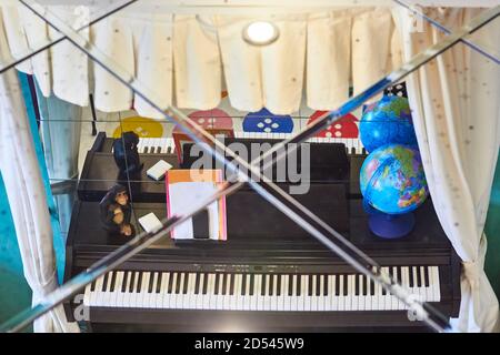 L'intérieur de la chambre se reflète dans le miroir de plafond. Reflet de la pièce dans le plafond avec miroir. Design original de l'éclairage LED de l'appartement. Banque D'Images
