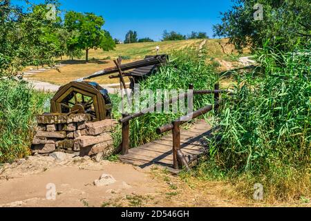 Zaporozhye, Ukraine 07.21.2020. Moulin à eau dans le parc de Voznesenovsky à Zaporozhye, Ukraine, le matin d'été ensoleillé Banque D'Images