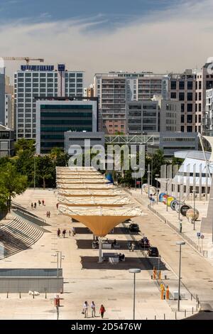 Belle vue sur les bâtiments modernes dans le quartier de Parque das Nacoes à Lisbonne, Portugal Banque D'Images