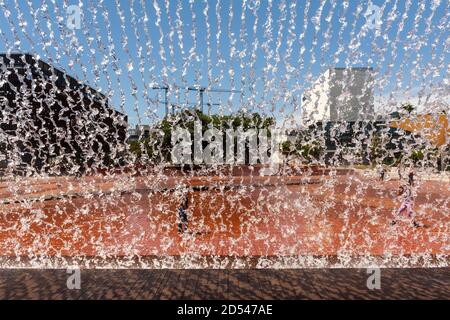 Belle vue sur la fontaine moderne dans le quartier de Parque das Nacoes à Lisbonne, Portugal Banque D'Images