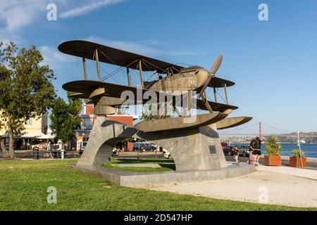 Magnifique vue sur le monument historique de l'avion sur la place publique de Lisbonne, Portugal Banque D'Images