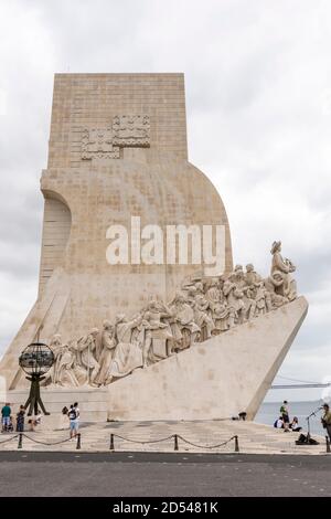 Belle vue sur le monument historique des découvertes dans le quartier de Belem, Lisbonne, Portugal Banque D'Images