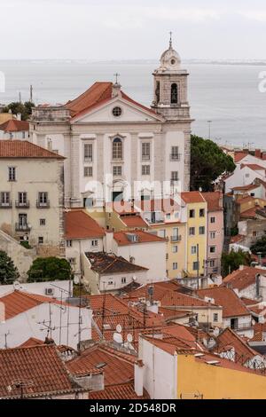 Belle vue sur la vieille église historique et les bâtiments de la ville dans le centre de Lisbonne, Portugal Banque D'Images