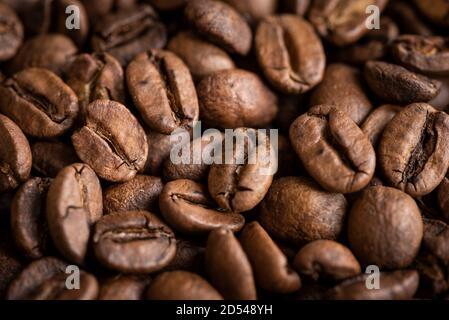 Photo détaillée des grains de café brésiliens torréfiés de Minas Gerais Banque D'Images