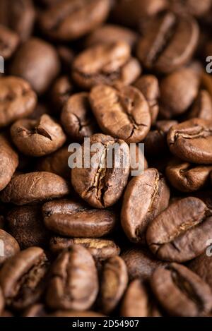 Photo détaillée des grains de café brésiliens torréfiés de Minas Gerais Banque D'Images