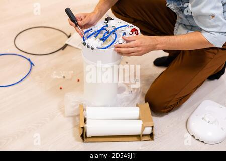 Plombier installe un filtre à eau. Filtre à eau. Banque D'Images