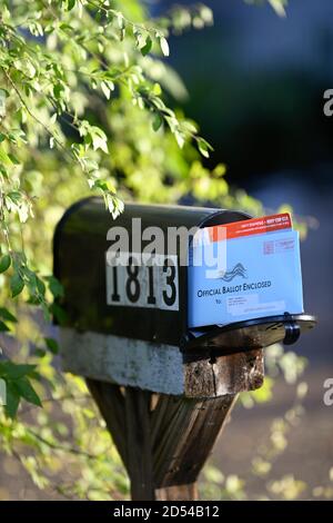 Austin, Texas, le 12 octobre 2020: Les Texans commencent à voter par la poste, car les bulletins de vote par courrier, également connus sous le nom de «bulletins de vote par voie absent» arrivent dans les boîtes aux lettres de l'État. Les formulaires doivent être remplis et soit envoyés par la poste, soit déposés en personne à temps pour être comptés avant le 3e jour d'élection du mois de novembre. Banque D'Images