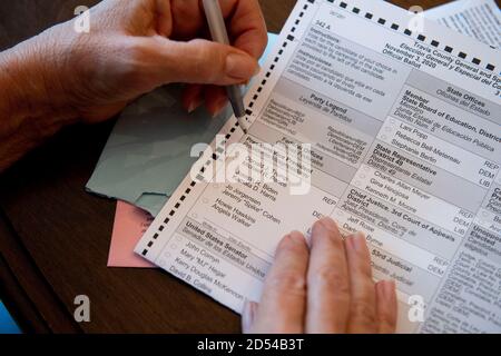 Austin, Texas, le 12 octobre 2020: Les Texans commencent à voter par la poste, car les bulletins de vote par courrier, également connus sous le nom de «bulletins de vote par voie absent» arrivent dans les boîtes aux lettres de l'État. Les formulaires doivent être remplis et soit envoyés par la poste, soit déposés en personne à temps pour être comptés avant le 3e jour d'élection du mois de novembre. Banque D'Images