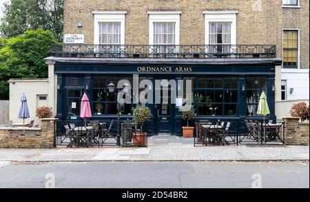 Londres, Royaume-Uni. 12 octobre 2020. Photo prise le 12 octobre 2020 montre un pub à Londres, en Grande-Bretagne. Le Premier ministre britannique Boris Johnson a annoncé lundi la mise en place d'un nouveau système d'alerte COVID-19 à trois niveaux, qui sera mis en œuvre dans toute l'Angleterre, Liverpool ayant atteint le niveau le plus élevé, le niveau étant décidé en fonction des taux d'infection locaux. Credit: Han Yan/Xinhua/Alay Live News Banque D'Images