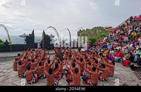 Danse de Tari Kecak, Uluwatu, Bali, Indonésie Banque D'Images