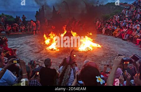 Danse de Tari Kecak, Uluwatu, Bali, Indonésie Banque D'Images