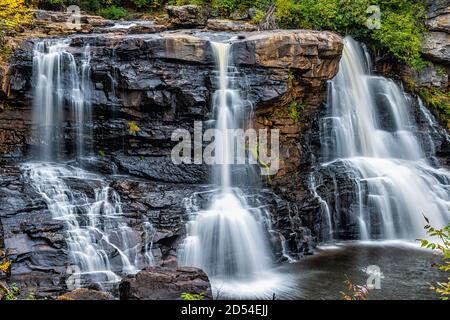 Blackwater Falls célèbre cascade à proximité dans le parc national à l'ouest Virginie pendant la saison d'automne avec une longue exposition à l'eau Banque D'Images