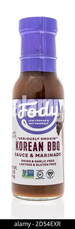 Winneconne, WISCONSIN - 6 octobre 2020 : une bouteille de sauce barbecue coréenne Fody sur un fond isolé. Banque D'Images