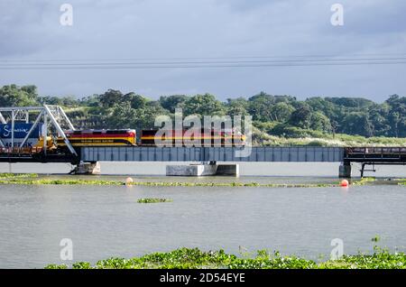 Chemin de fer du canal de Panama passant par la zone de Gamboa à côté de Canal de Panama Banque D'Images