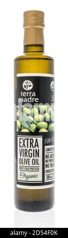 Winneconne, WI - 6 octobre 2020 : une bouteille d'huile d'olive Terra Madre sur un fond isolé. Banque D'Images