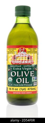 Winneconne, WI - 6 octobre 2020 : une bouteille d'huile d'olive de Bragg sur un fond isolé. Banque D'Images