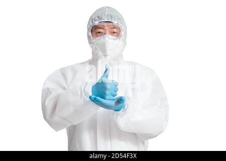 Homme asiatique portant une combinaison de protection, des masques de protection et des lunettes de sécurité sur fond blanc. Banque D'Images