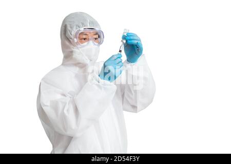 Homme asiatique portant une combinaison de protection, des masques de protection et des lunettes de sécurité sur fond blanc. Banque D'Images