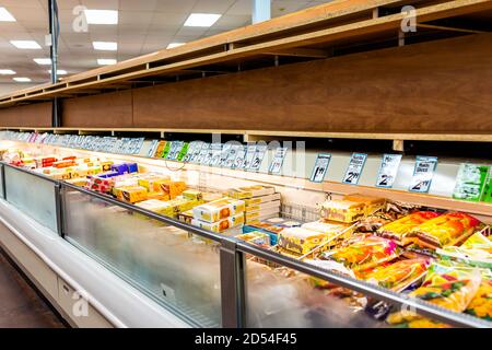 Reston, États-Unis - 9 juillet 2020 : les tablettes vides sont en rupture de stock dans l'allée des produits surgelés avec des étiquettes de prix dans le magasin Trader Joe au cours de la période Covid-19 Banque D'Images