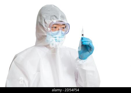 Homme asiatique portant une combinaison de protection, des masques de protection et des lunettes de sécurité sur fond blanc. Banque D'Images