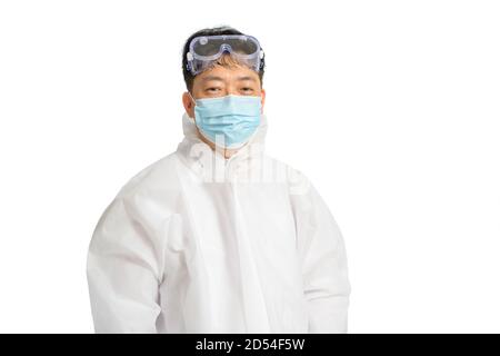 Homme asiatique portant une combinaison de protection, des masques de protection et des lunettes de sécurité sur fond blanc. Banque D'Images