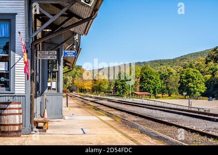 Cass, États-Unis - 6 octobre 2020: Petite ville rurale de la Virginie-Occidentale avec gare et voies et panneau et personne en automne saison Banque D'Images