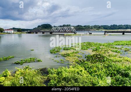 Le pont de Gamboa, le lieu de rencontre de la rivière Chagres et du canal de Panama pendant la saison des pluies Banque D'Images