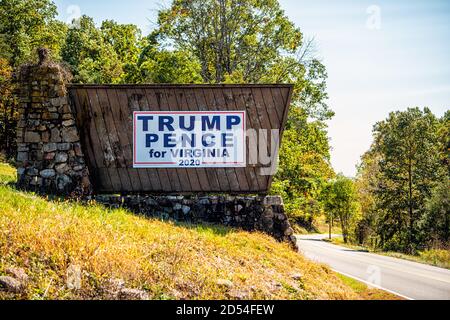 Mount Jackson, États-Unis - 7 octobre 2020 : ville de la campagne de Virginie, comté de Shenandoah avec bâtiment et affiche d'élection présidentielle de Trump Pence b Banque D'Images